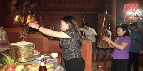 Các đồng chí lãnh đạo huyện, xã và Nhân dân dâng hương tại đền Chín Gian nhân dịp tết của đồng bào dân tộc Thái.
